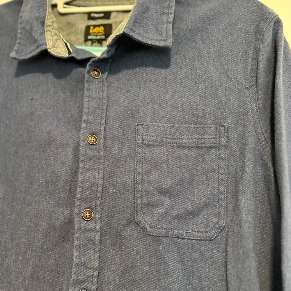 Lee Premium Select Men Sz:L Stretch Thick heavyweight Cotton blend. Button Down.